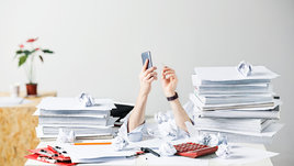 Мятые бумаги и трудоголик