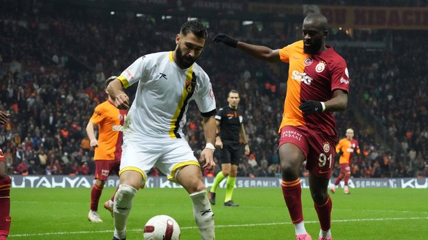 Танги Ндомбеле (справа).