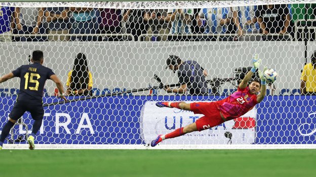 Вратарь сборной Аргентины Эмилиано Мартинес отражает удар по своим воротам.