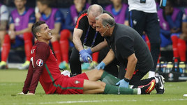 «Я плакал три или четыре раза. Колено наполнилось кровью». Драма Роналду в финале Евро-2016 против Франции