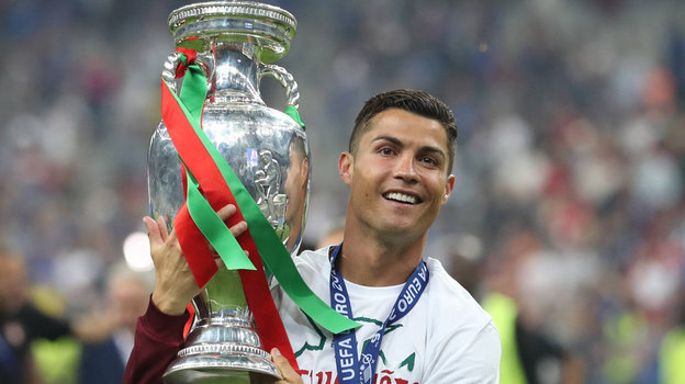 Криштиану Роналду с трофеем чемпионата Европы-2016. Криштиану Роналду с трофеем чемпионата Европы-2016