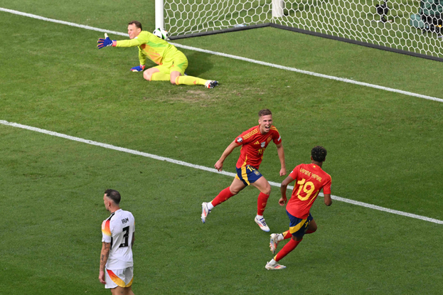 Дани Ольмо и Ламин Ямаль празднуют гол в ворота Мануэля Нойера. Футболисты сборной Испании Дани Ольмо и Ламин Ямаль празднуют гол в ворота Мануэля Нойера