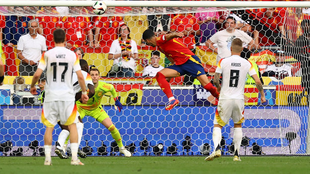 Микель Мерино забивает решающий гол в ворота Мануэля Нойера. Микель Мерино забивает решающий гол в ворота Мануэля Нойера