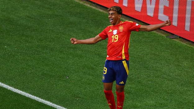 Ламин Ямаль радуется голу Дани Ольмо.