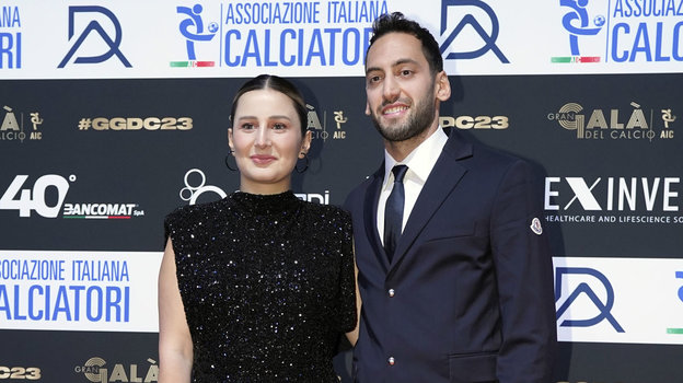 Хакан Чалханоглу (справа) с женой. Футболист Хакан Чалханоглу (справа) с женой