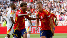 Ламин Ямаль и Дани Ольмо празднуют гол в ворота Мануэля Нойера