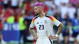 «Возможно, он чувствует себя женщиной». Леманн разнес игрока сборной Германии за розовые волосы