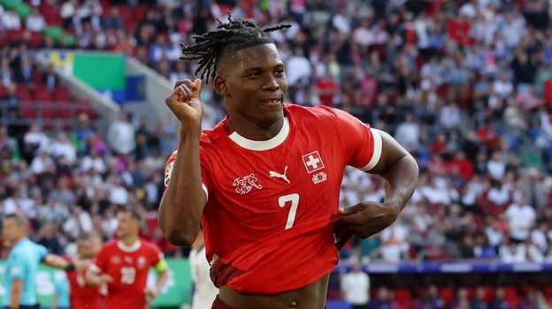 Брель Эмболо празднует гол в ворота сборной Англии.