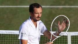 Медведев выиграл двухдневный марафон на Уимблдоне. Россиянин вышел в четвертый круг благодаря свечкам