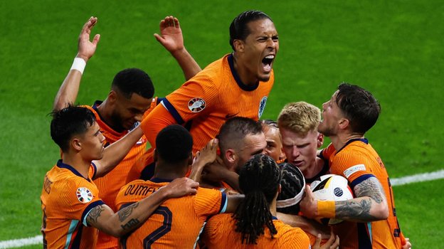 Сборная Нидерландов празднует выход в полуфинал Евро-2024.