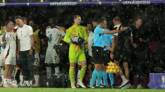 Германия — Дания. Арбитр Майкл Оливер уводит команды с поля.