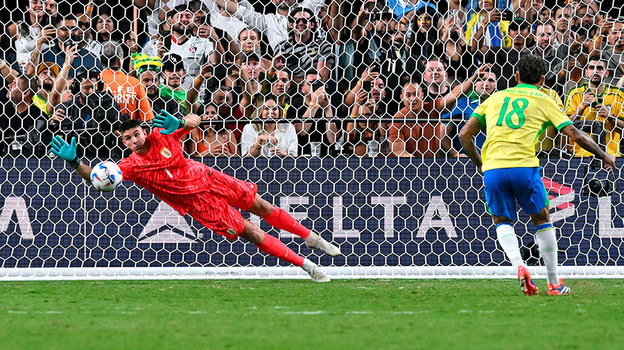 Дуглас Луис не забивает послематчевый пенальти.