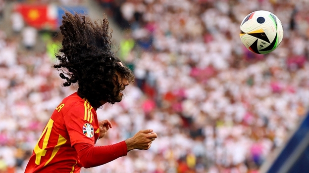 Мяч попал в руку Марка Кукурельи после удара Джамала Мусиалы в матче Испания — Германия.