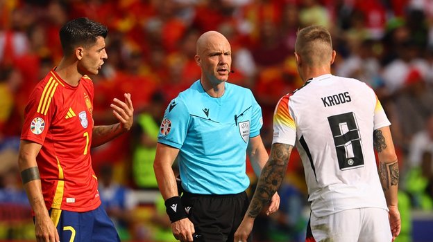 Альваро Мората, рефери Энтони Тейлор и Тони Кроос.