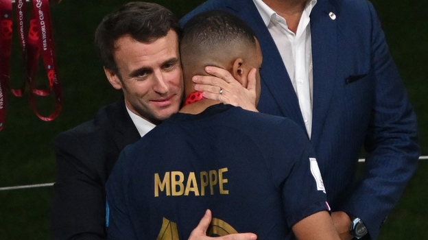 Килиан Мбаппе и Эмманюэль Макрон.