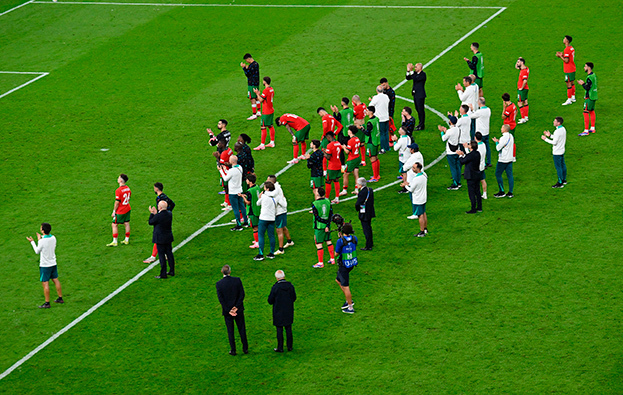 Сборная Португалии благодарит трибуны за поддержку.