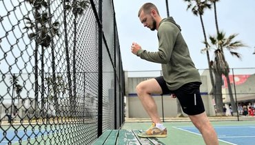 Отпуск не повод расслабляться: летняя видеотренировка от профессионального спортсмена.