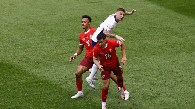 Защитник сборной Англии Киран Триппьер (в белом) в матче 1/4 финала Евро-2024 против Швейцарии.