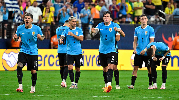 Футболисты сборной Уругвая после победы над Бразилией.