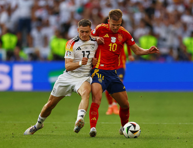 Дани Ольмо (справа) и полузащитник сборной Германии Флориан Виртц.