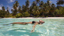 Девушка на море