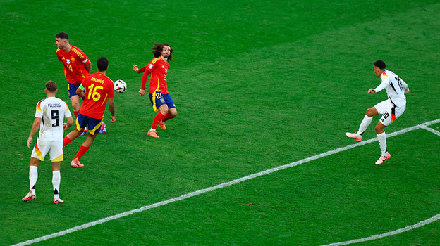 Момент с попаданием мяча в руку Марко Кукурельи.