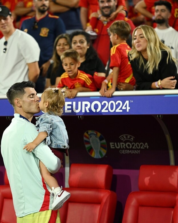 Альваро Мората и Аличе Кампелло с дочерью Беллой.