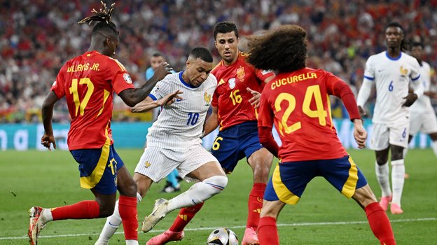 Килиан Мбаппе в матче против Испании.