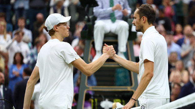 Даниил Медведев (справа) и Янник Синнер после матча Уимблдона-2024.