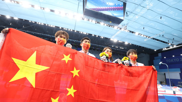 Китайские пловцы с серебряными медалями в смешанной эстафеты 4х100 м на Играх-2020.