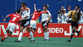 Радость футболистов Болгарии после гола Йордана Лечкова в матче с Германией на ЧМ-1994