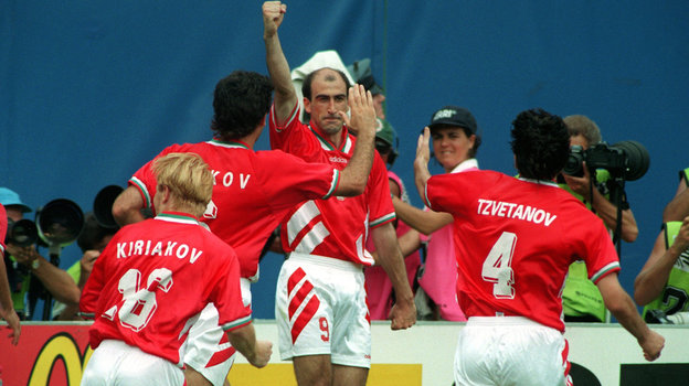 Йордан Лечков принимает поздравления после гола в ворота сборной Германии. Йордан Лечков принимает поздравления после гола в ворота сборной Германии