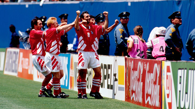 Христо Стоичков празднует гол с партнерами по сборной Болгарии в матче ЧМ-1994 со сборной Германии. Христо Стоичков празднует гол с партнерами по сборной Болгарии в матче ЧМ-1994 со сборной Германии