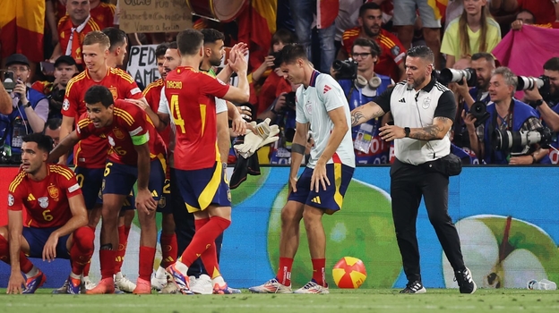 Капитан сборной Испании Альваро Мората (второй справа) едва не получил травму после окончания победного полуфинала Евро-2024 с Францией (2:1).