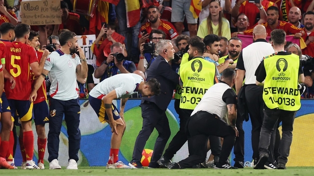 Капитан сборной Испании Альваро Мората (в центре) едва не получил травму после окончания победного полуфинала Евро-2024 с Францией (2:1).