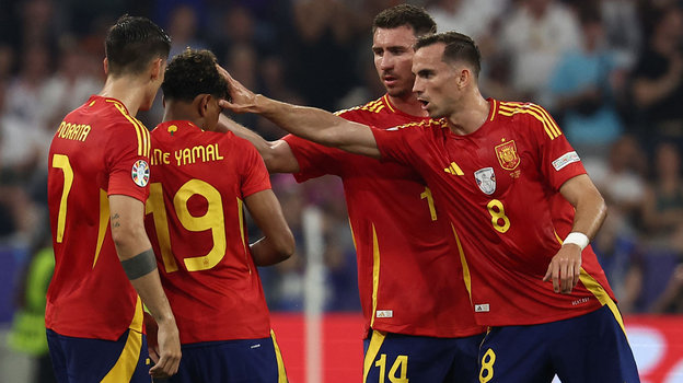 Ламин Ямаль (№19) принимает поздравления от партнеров по сборной после гола в матче с Францией. Ламин Ямаль (№19) принимает поздравления от партнеров по сборной после гола в матче с Францией на Евро-2024