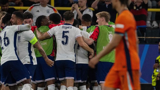 Футболисты сборной Англии празднуют гол Олли Уоткинса в ворота сборной Нидерландов.
