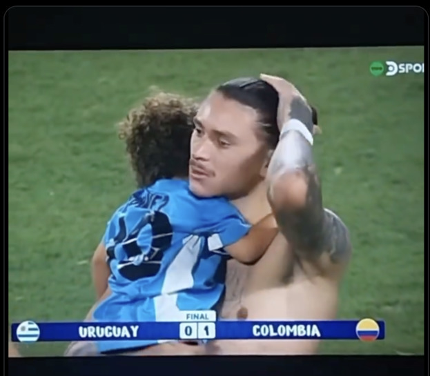 Дарвин Нуньес с ребенком после матча Уругвай — Колумбия.