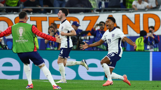 Нападающий сборной Англии Олли Уоткинс (справа) после победного гола в ворота Нидерландов.