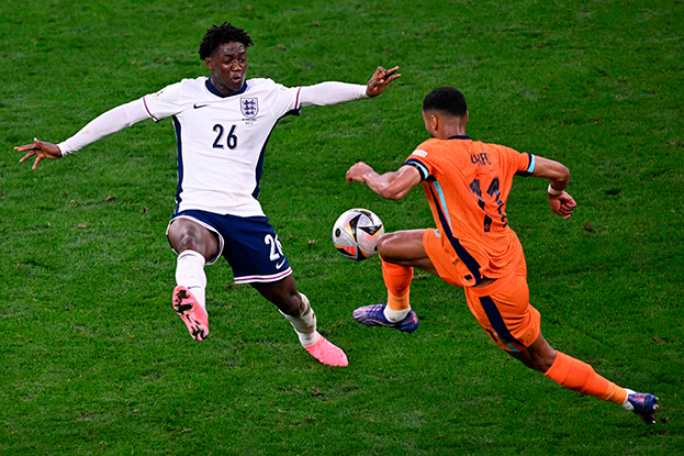 Кобби Майну против Коди Гакпо.