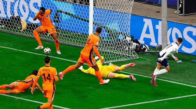 Дензел Дюмфрис останаливает мяч на ленточке своих ворот.