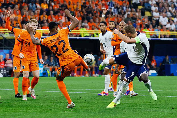 Дензел Дюмфрис фолит на Харри Кейне.