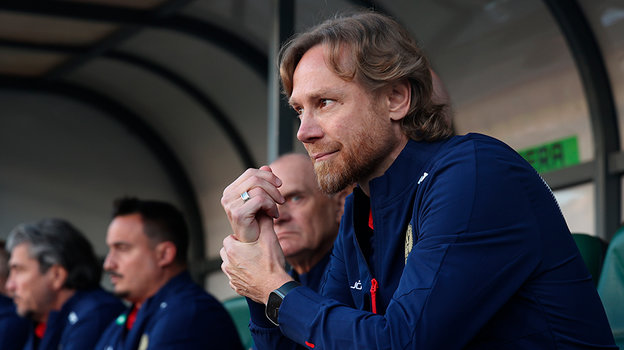 Валерий Карпин. Главный тренер сборной России Валерий Карпин.