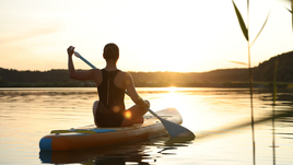 Девушка на сапе