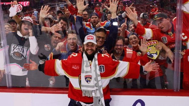 Вратарь «Флориды» Сергей Бобровский с болельщиками. Вратарь «Флориды» Сергей Бобровский с болельщиками.