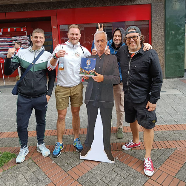 Николай Угодник с картонным Жозе Моуринью.