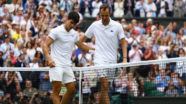 Даниил Медведев и Карлос Алькарас после полуфинала Уимблдона-2024.