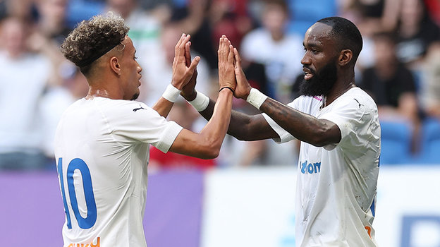 Бителло поздравляет Муми Нгамале с забитым мячом.