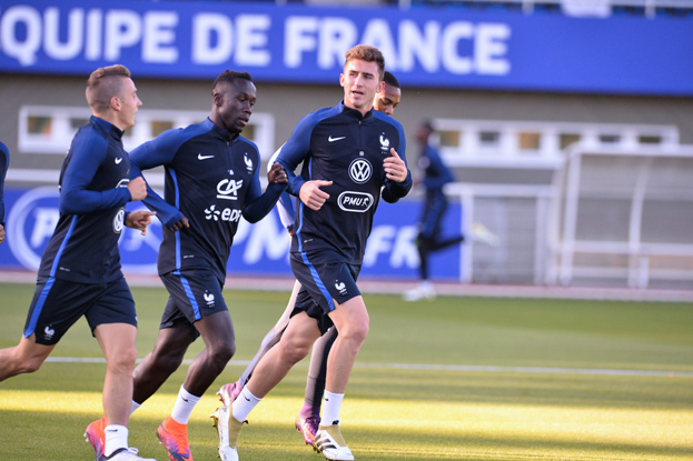 Бакари Санья и Эмерик Ляпорт на тренировке сборной Франции. Бакари Санья и Эмерик Ляпорт на тренировке сборной Франции