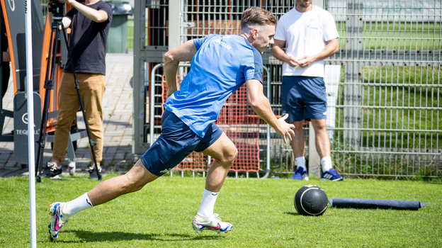 Максим Глушенков на тренировке «Зенита». Футболист «Зенита» Максим Глушенков